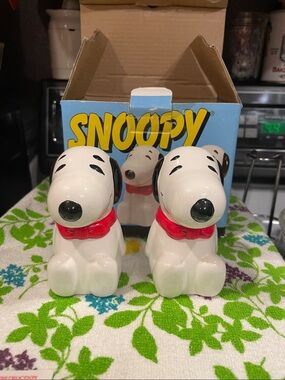 Snoopy Salt & Pepper Shakers Set - Vintage 1993 Benjamin & Medwin